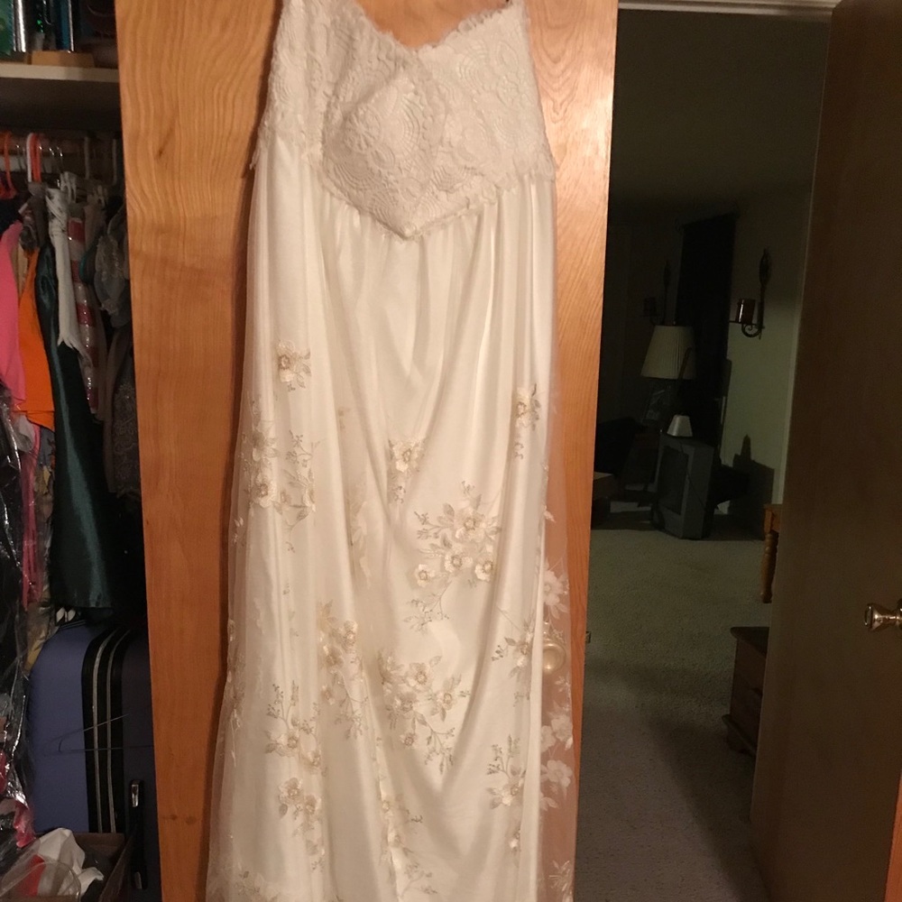 Wedding dress, too big, can’t return, never worn!! - Picture 7 of 7